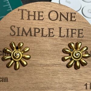 Beautiful sun/flower studs (pierced)